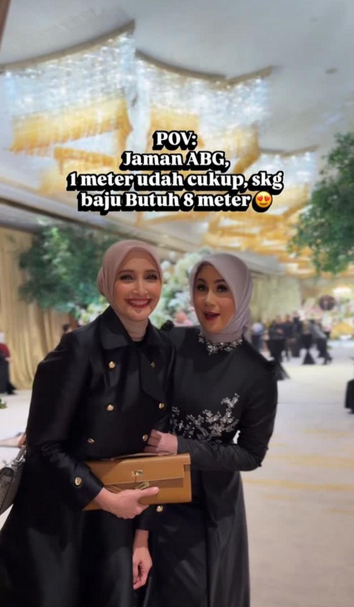 aya Ineke & Marini Zumarnis Curi Atensi, Dulu Baju Semeter Sekarang 8 Meter  Baca artikel wolipop, "Gaya Ineke & Marini Zumarnis Curi Atensi, Dulu Baju Semeter Sekarang 8 Meter" selengkapnya https://wolipop.detik.com/hijab-style/d-8252152/gaya-ineke-marin